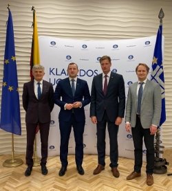 250 intro Su eurokomisaru