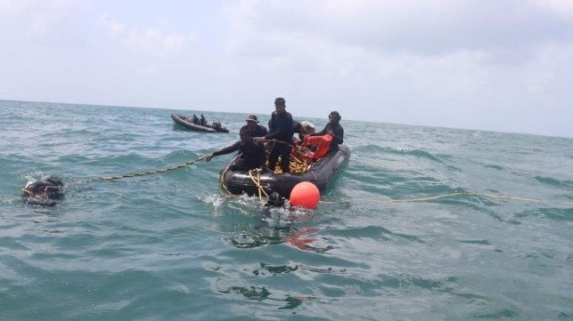 Indian Navy divers on Varaprada.cf3379