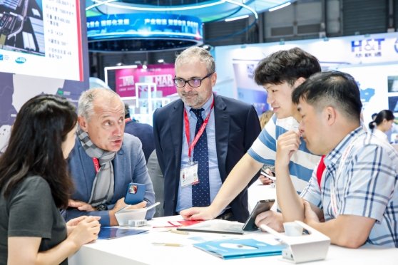 Photo 4 Discussions at transport logistic China 558