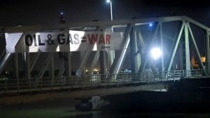 300 lock action antwerp greenpeace 1