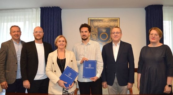 Autorinės sutarties pasirašymas 558